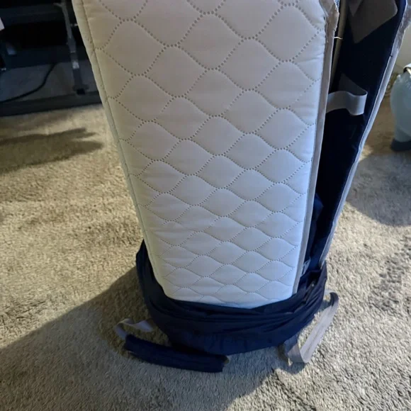 Nuna Pack and Play Travel Crib w/ Mattress & Carry Bag – Navy – Clean - Picture 7 of 9